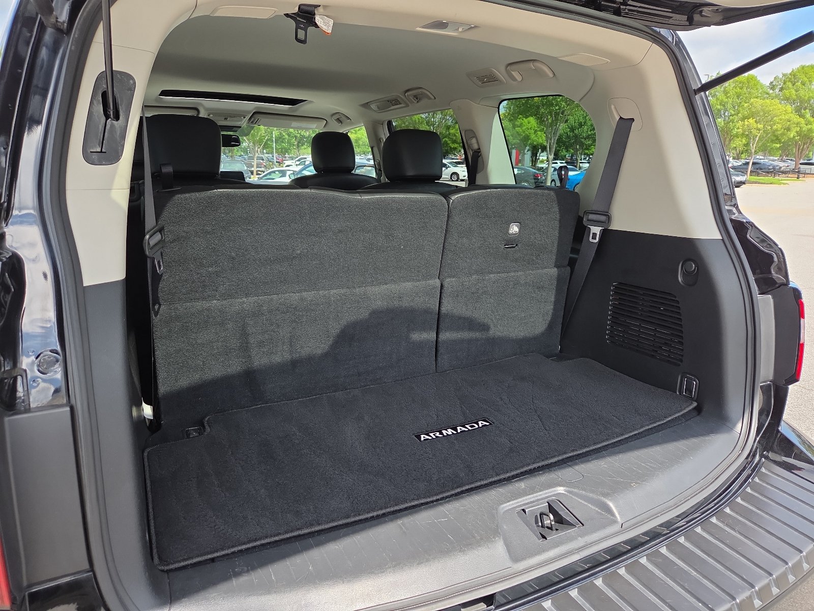 Used 2022 Nissan Armada SL w/ Captain's Chairs Package AWD/4WD image 9