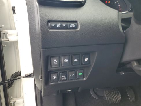 Used 2019 Nissan Rogue SL w/ Premium Package image 17