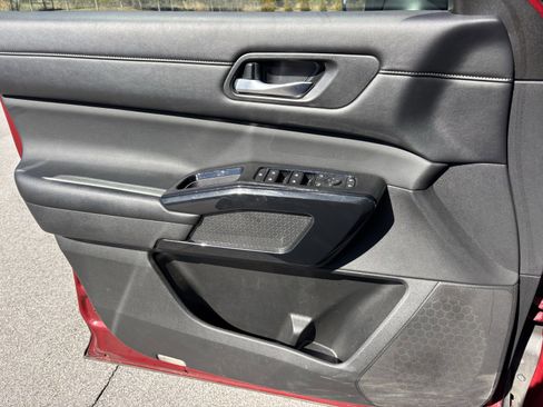 Used 2022 Nissan Pathfinder SV image 4