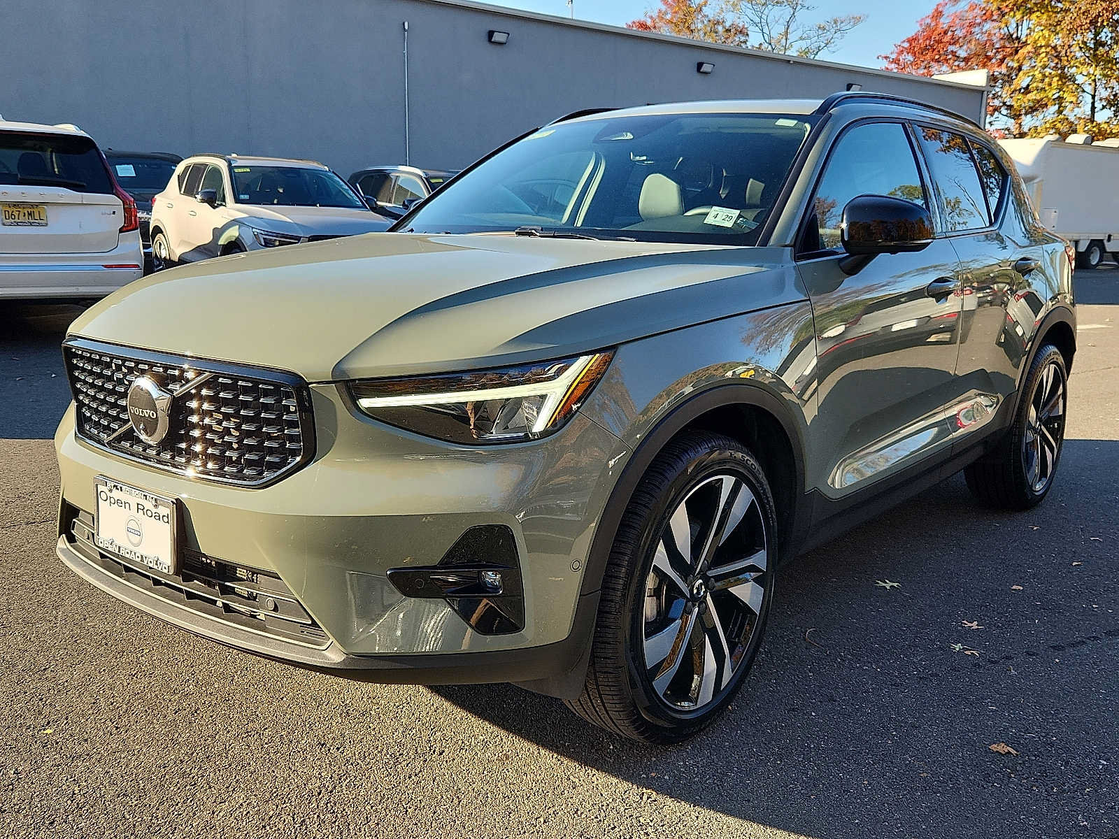 Certified 2024 Volvo XC40 B5 Plus w/ Protection Package Premier AWD/4WD image 3