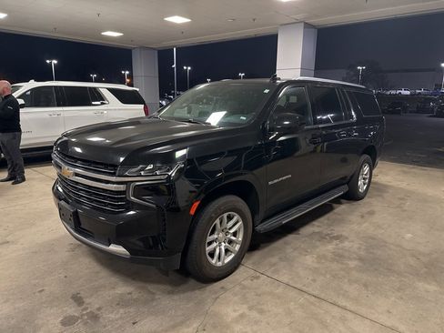 Used 2024 Chevrolet Suburban LT image 3
