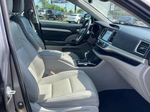 Used 2019 Toyota Highlander XLE AWD/4WD image 23