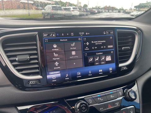 Used 2025 Chrysler Pacifica Select image 19