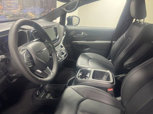 New 2025 Chrysler Voyager LX image 10