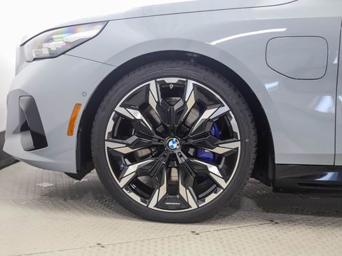 Used 2026 BMW 550e xDrive image 2