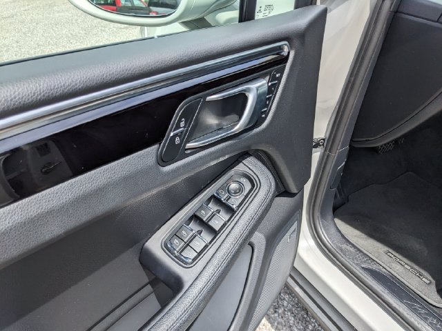 Used 2023 Porsche Macan Turbo AWD/4WD image 22