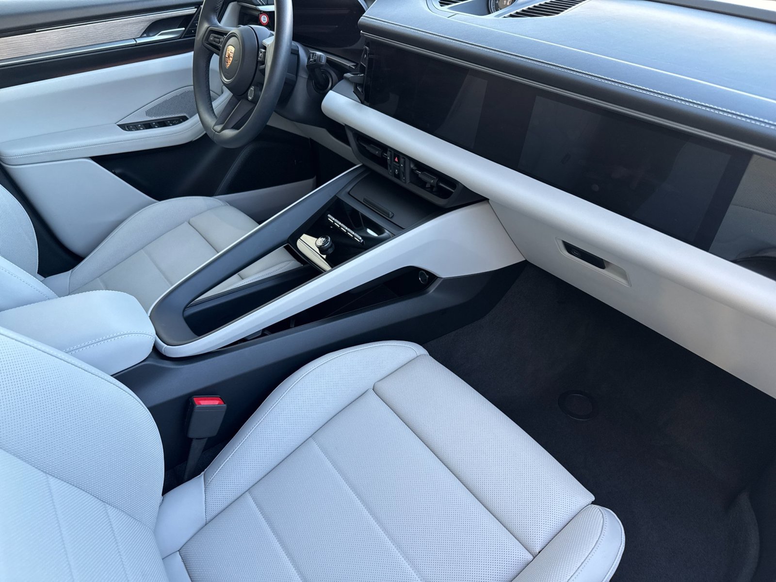Certified 2025 Porsche Macan 4 Electric AWD/4WD image 18