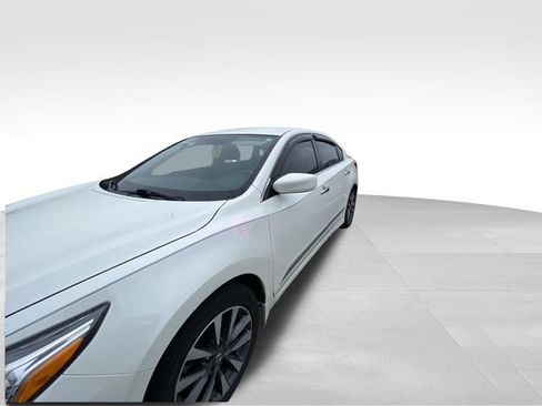 Used 2017 Nissan Altima 2.5 SV image 2