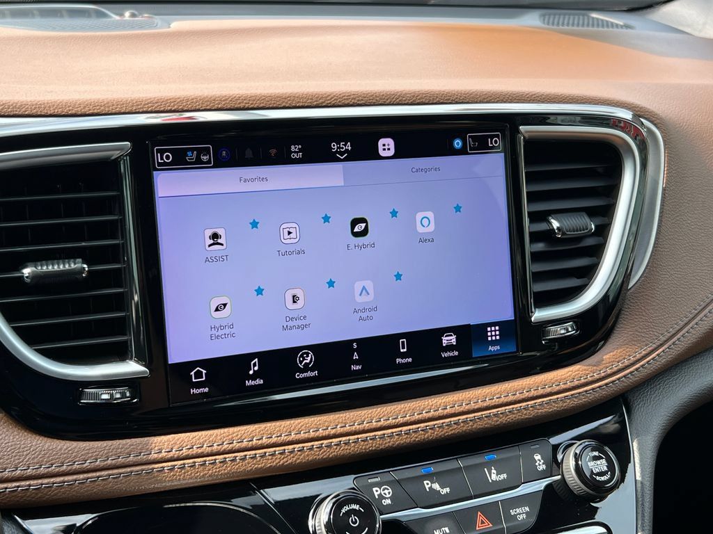 Used 2021 Chrysler Pacifica Limited w/ Uconnect Theater Family Group FWD image 51
