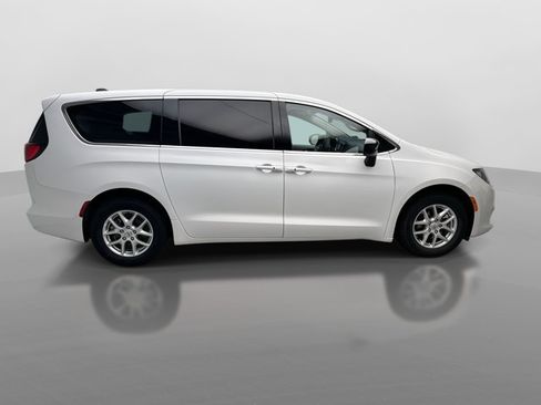 Used 2024 Chrysler Voyager LX FWD image 6