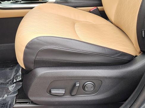 Used 2024 Kia Carnival EX image 24