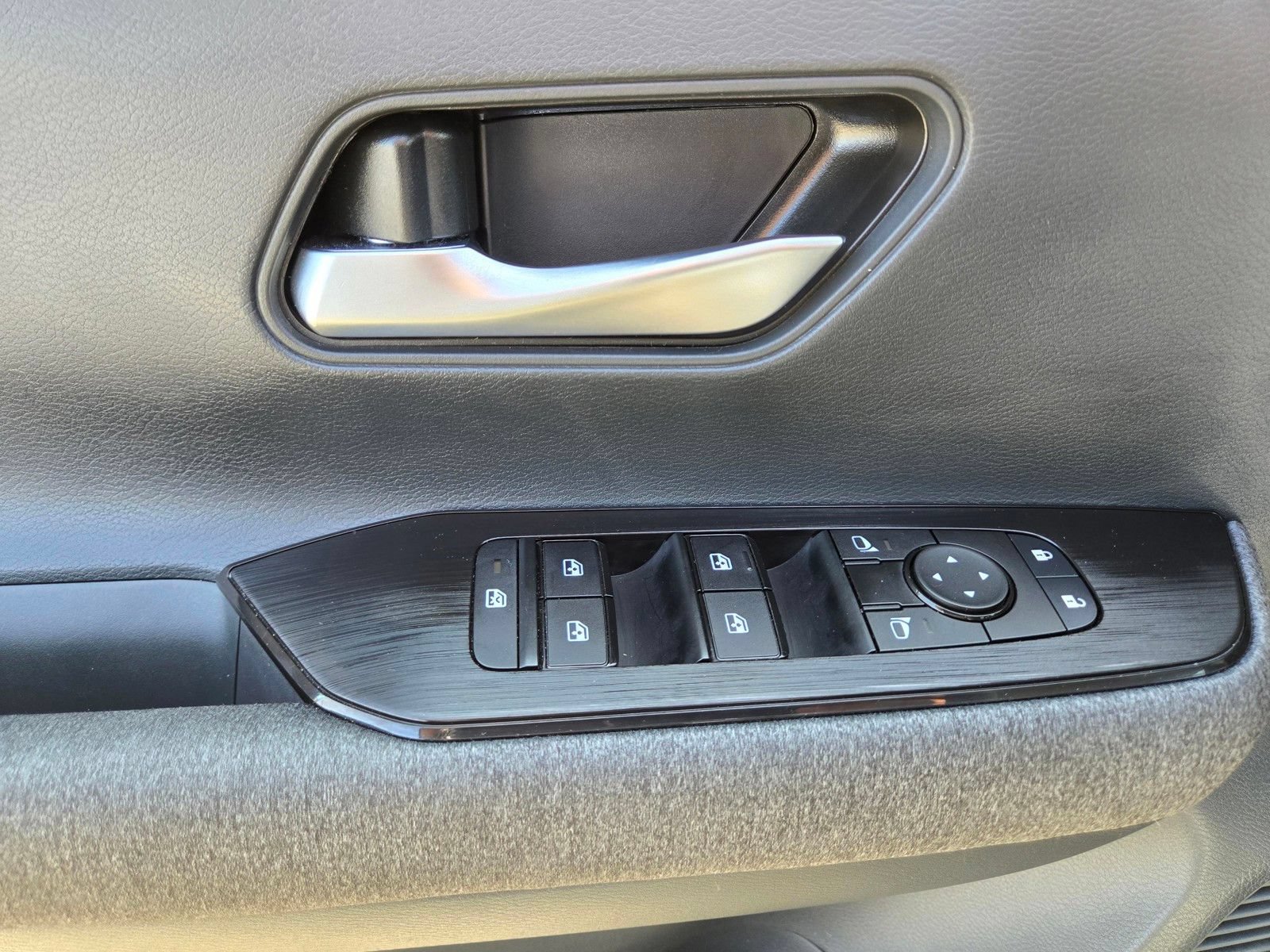 Used 2025 Nissan Kicks SV AWD/4WD image 15
