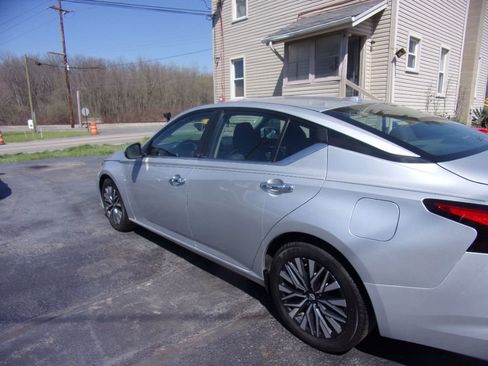 Used 2023 Nissan Altima 2.5 SV image 3