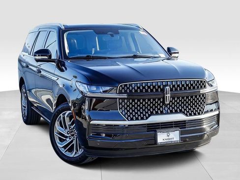 Used 2025 Lincoln Navigator Reserve AWD/4WD image 2