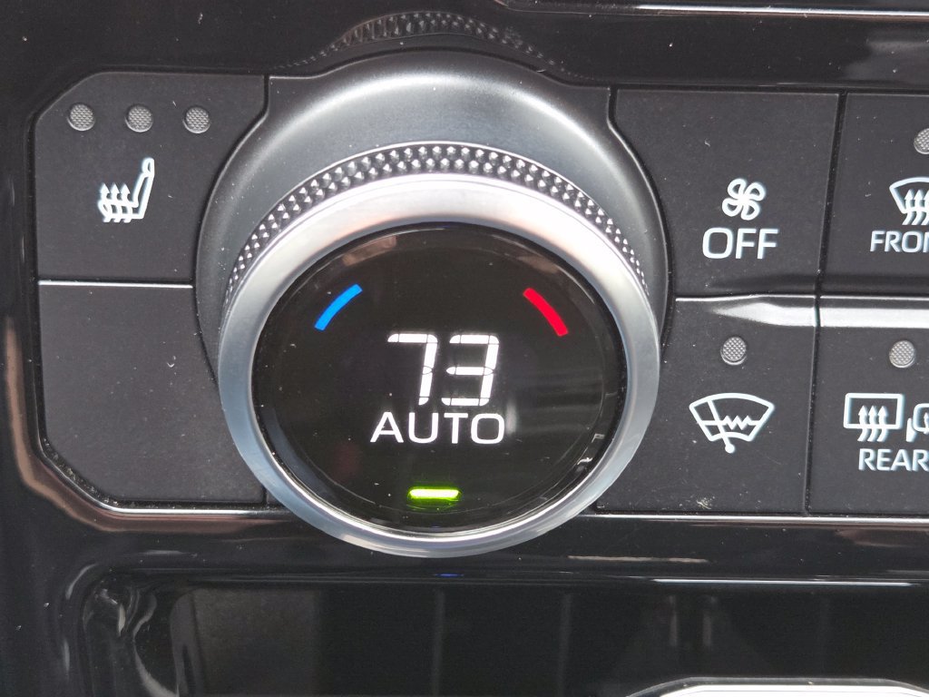 Used 2021 Toyota Highlander XLE AWD/4WD image 16