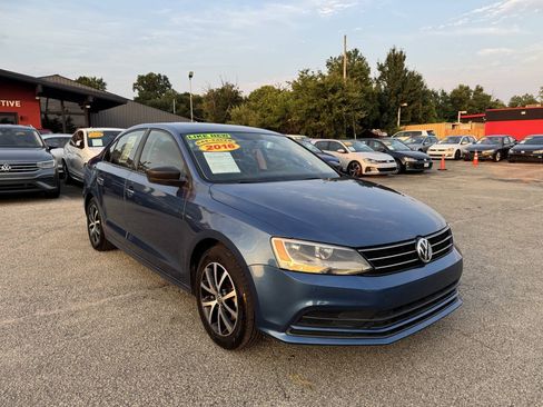 Used 2016 Volkswagen Jetta SE FWD image 3
