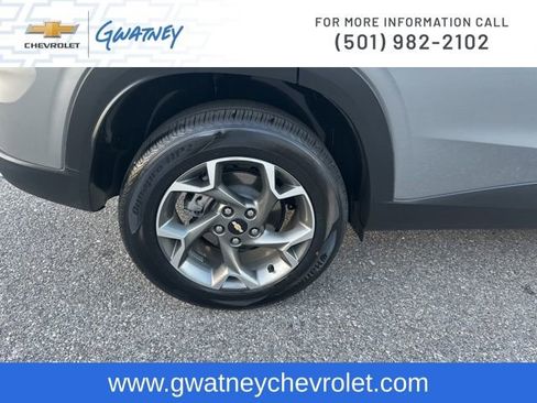 Used 2025 Chevrolet Trax LT w/ LT Convenience Package image 11