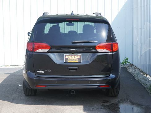 Used 2019 Chrysler Pacifica Touring-L w/ S Appearance Package FWD image 5