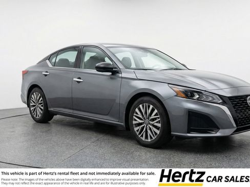 Used 2025 Nissan Altima 2.5 SV image 1