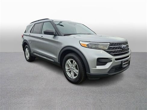 Used 2022 Ford Explorer XLT image 3