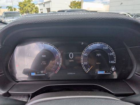 Used 2025 Jeep Grand Cherokee Limited image 29