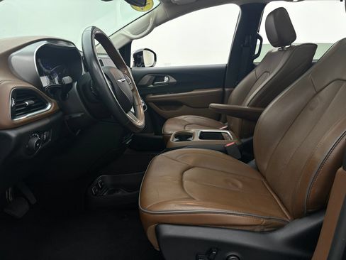 Used 2019 Chrysler Pacifica Limited w/ Tire & Wheel Group FWD image 17