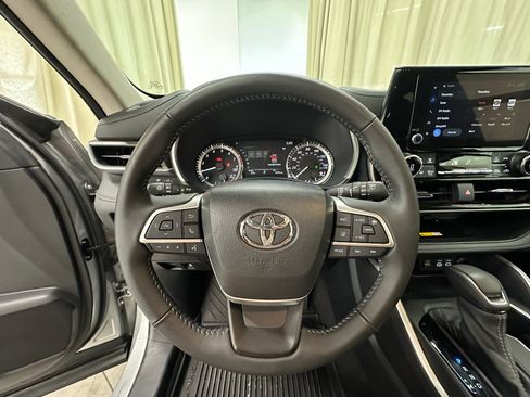 Used 2023 Toyota Highlander XLE AWD/4WD image 25
