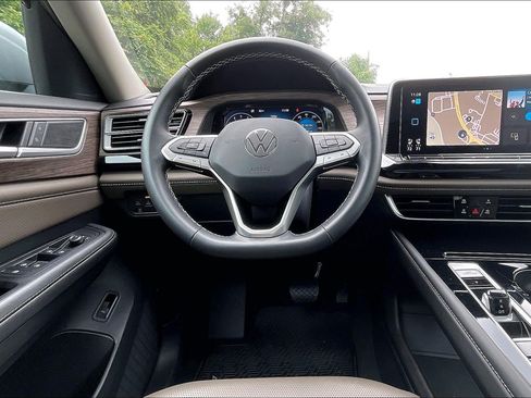Used 2025 Volkswagen Atlas SEL AWD/4WD image 5
