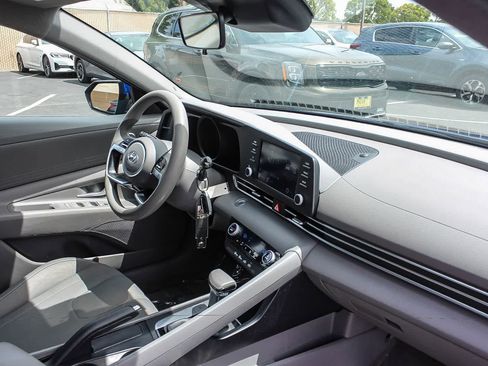Certified 2022 Hyundai Elantra SEL FWD image 21
