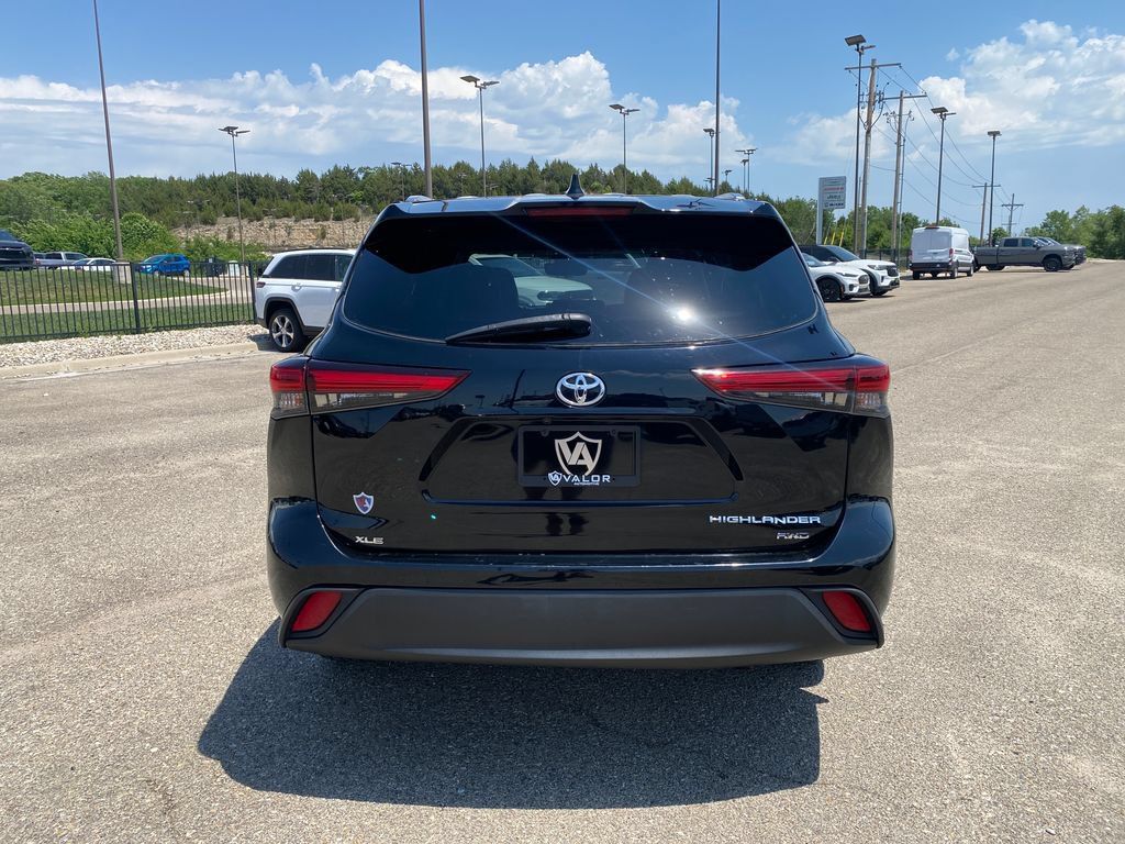Used 2021 Toyota Highlander XLE AWD/4WD image 11