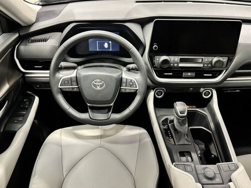 Used 2024 Toyota Grand Highlander AWD image 12