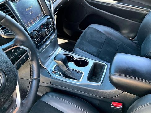 Used 2018 Jeep Grand Cherokee Altitude image 18