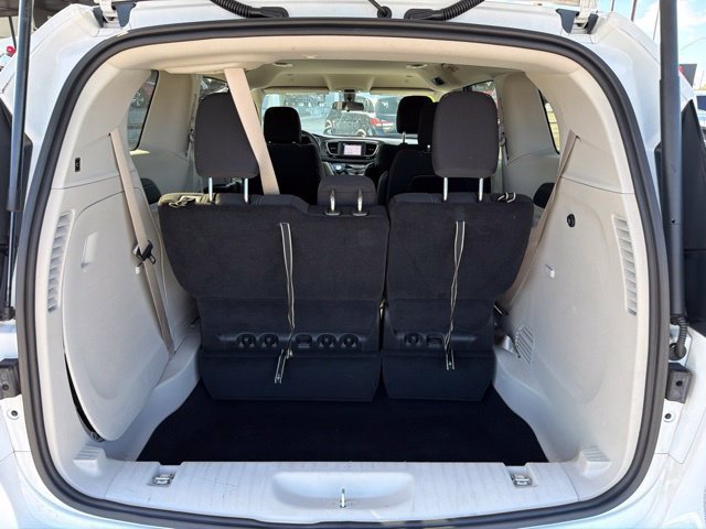 Used 2022 Chrysler Voyager LX FWD image 14