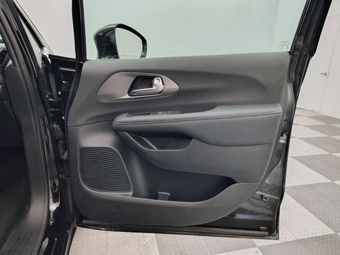 Used 2025 Chrysler Pacifica Select FWD image 13