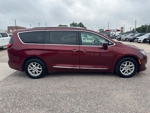 Used 2020 Chrysler Pacifica Touring-L FWD image 7