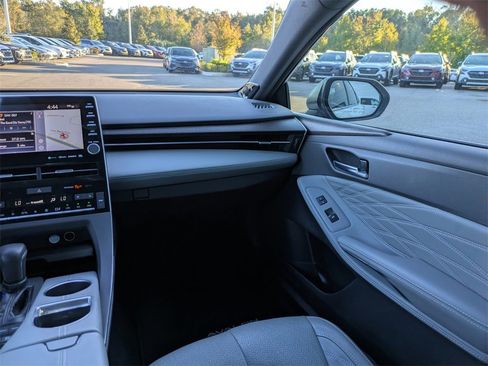 Used 2019 Toyota Avalon Limited image 16