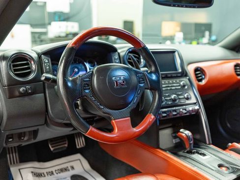 Used 2016 Nissan GT-R Premium image 9