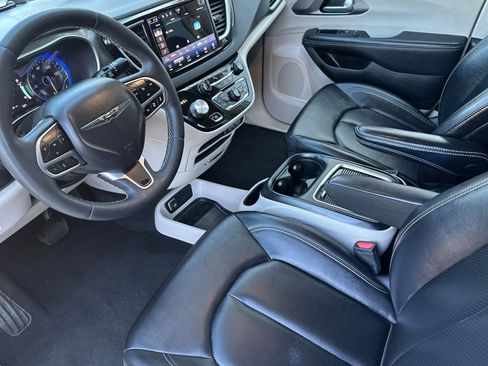 Used 2024 Chrysler Pacifica Touring-L image 7