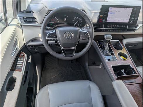 Used 2023 Toyota Sienna XLE FWD image 8
