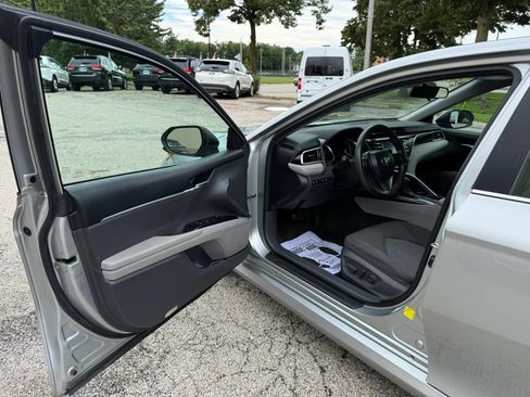 Used 2018 Toyota Camry LE FWD image 8