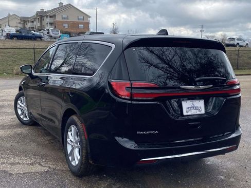 New 2026 Chrysler Pacifica Select image 4
