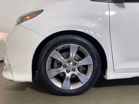 Used 2015 Toyota Sienna L image 11