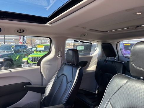 Used 2018 Chrysler Pacifica Limited image 10