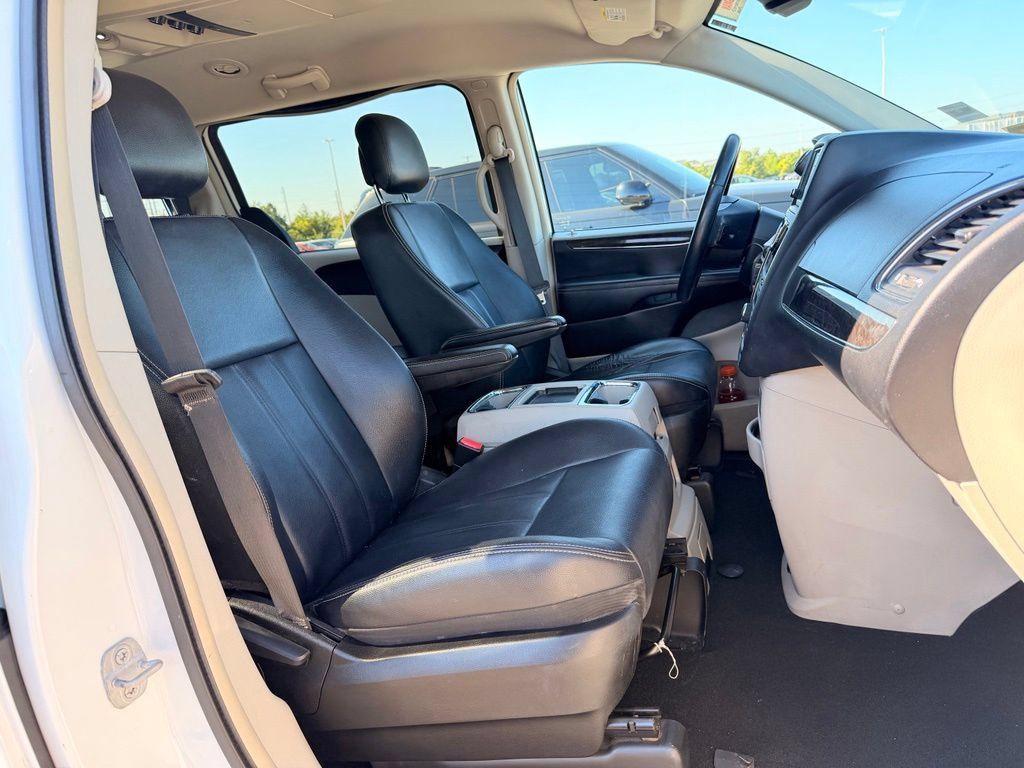 Used 2014 Chrysler Town & Country Touring FWD image 11