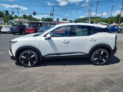 New 2025 Nissan Kicks SR image 5