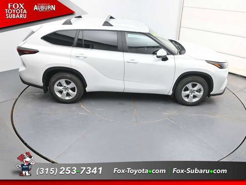 Used 2025 Toyota Highlander LE FWD image 27