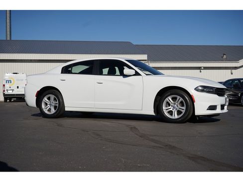 Used 2018 Dodge Charger SXT image 2