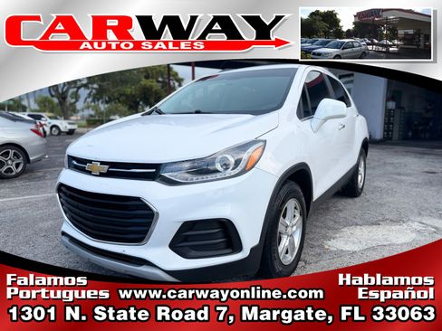 Used 2017 Chevrolet Trax LT w/ LT Convenience Package FWD image 1
