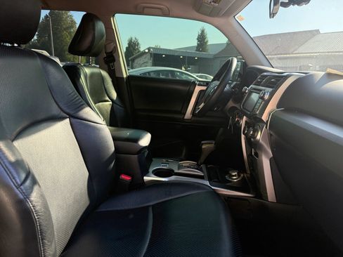 Used 2019 Toyota 4Runner SR5 AWD/4WD image 32