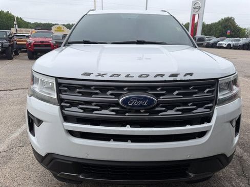 Used 2018 Ford Explorer XLT w/ Equipment Group 202A FWD image 2